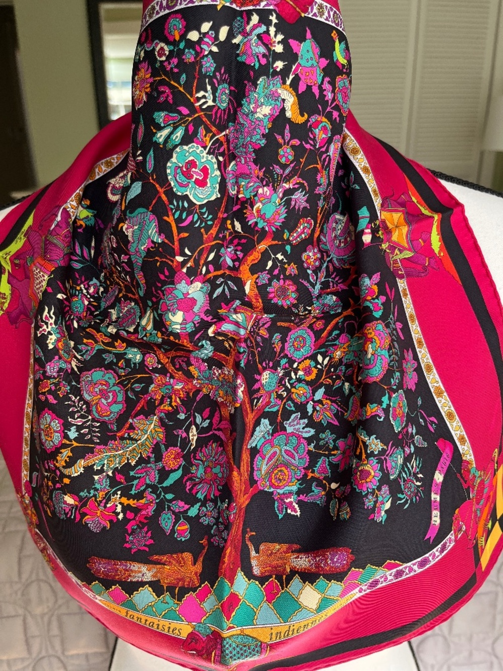 Vintage HERMES pochette gavroche "Fantaisies Indiennes" 100% silk scarf - Picture 2 of 7